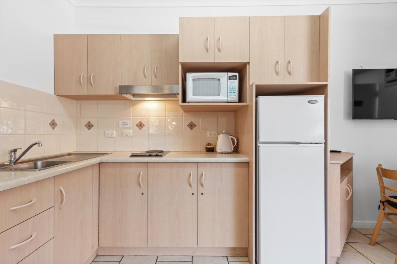 One-Bedroom Apartment with Queen and Single